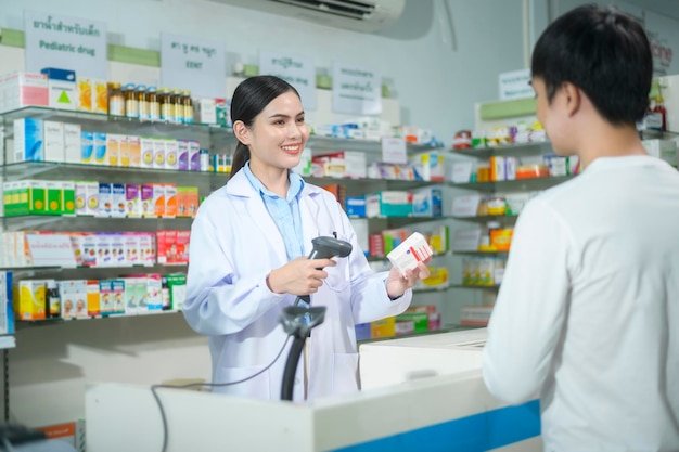 Farmacêutica consultando cliente sobre medicamentos - Gestão contábil especializada