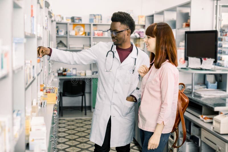 Farmacêutico profissional consultando cliente - Farma Brasil Gestão Contábil