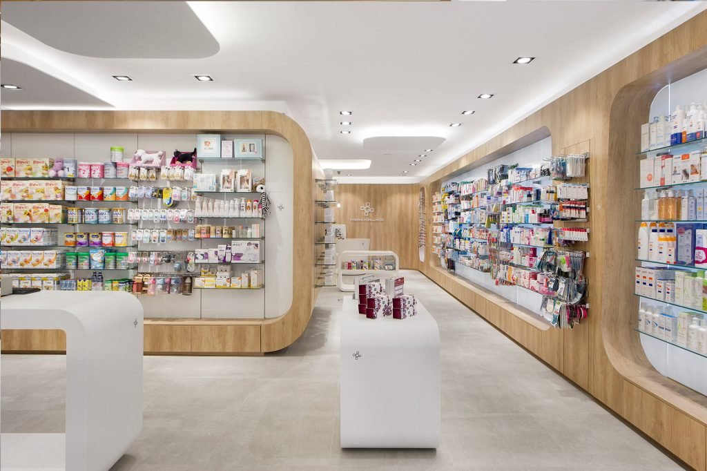 Interior de farmácia moderna com design contemporâneo - Farma Brasil Gestão Contábil